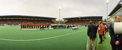 840514 Afbeelding van de prijsuitreiking na de wedstrijd Nederland-Australië in de finale van het WK Hockey dames, in ...